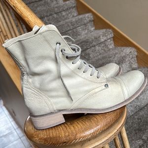 Badura lambskin leather ivory with golden pearl finish Italian boot NWOT size 8